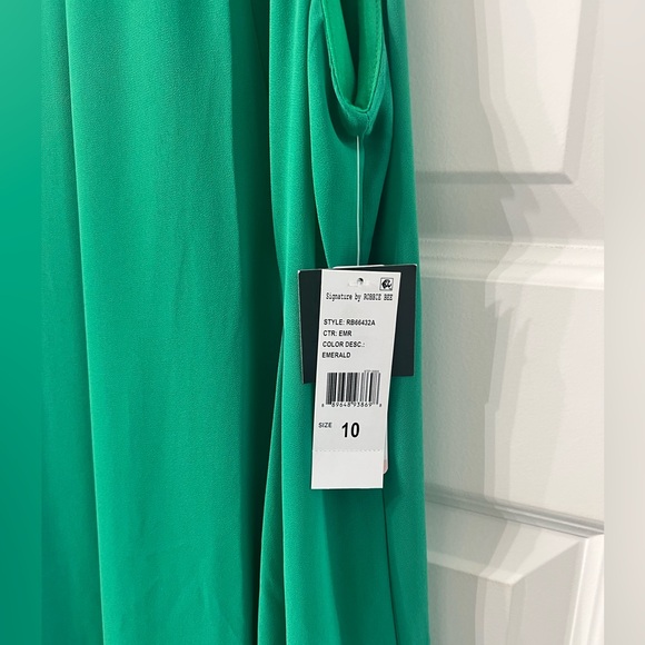 Signature by Robbie Bee Vibrant Emerald Dress - Picture 1 of 3